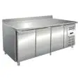 TABLE RÉFRIGÉRÉE AVEC DOSSERET EN ACIER INOX AISI 304 - FROID VENTILÉ - Mod. ECZ3200BT - GASTRONORM 1/1 (53 x 32,5 cm) - 3 PORTES - CAPACITÉ 465 L - TEMPÉRATURE -10°/-20°C - Dim. L 179,5 x P 70 x h 96 cm - Norme CE