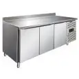 TABLE RÉFRIGÉRÉE AVEC DOSSERET EN ACIER INOX AISI 304 - FROID VENTILÉ - Mod CXF3200TN - GASTRONORM 1/1 (53 x 32,5 cm) - 3 PORTES - CAPACITÉ 358 L - TEMPÉRATURE -2°/+8°C - Dim L 179,5 x P 70 x h 96 cm