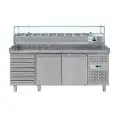 COMPTOIR RÉFRIGÉRÉ À PIZZA EN ACIER INOX - AVEC VITRINE À INGRÉDIENTS - POUR BACS À PIZZA 60x40 cm - VENTILÉ - Mod DB2610TN38  - N 2 portes + 1 Meublé à tiroirs neutre - N 7 tiroirs - Température -2°/+8°C - Dimensions 202,5x80x143,5 cm