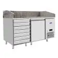 TABLE RÉFRIGÉRÉE / COMPTOIR À PIZZA EN ACIER INOX - Mod. EPF3490GR - CLASSE ÉNERGÉTIQUE A - POUR BACS À PÂTONS 60 x 40 cm - FROID VENTILÉ - 1 PORTE - 7 TIROIRS NEUTRES 60 x 40 cm - TEMPÉRATURE -2°/+8°C - Dim. L 151 x P 80 x h 100/160 cm - Norme CE
