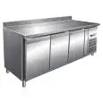 TABLE RÉFRIGÉRÉE AVEC DOSSERET EN ACIER INOX AISI 304 - VENTILÉ - Mod. G-GN3200TN - GASTRONORM 1/1 ( 53x32,5 cm) - CAPACITÉ BRUTE  417 Lt - N. 3 PORTES - Température -2°/+8°C - Dim. 179,5x70x96 cm - Norme CE