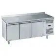 TABLE RÉFRIGÉRÉE AVEC DOSSERET EN ACIER INOX AISI 201 - POUR  PÂTISSERIE - VENTILÉ - Mod. G-PA3200TN-FC - CAPACITÉ BRUTE 580 Lt - N. 3 PORTES - Température -2°/+8°C - Dim. 202x80x95 cm - Norme CE