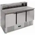Saladette et comptoir réfrigérée à pizza en acier inox AISI 201 - Mod G-PS903-FC - Gastronorm 1/1 (53 x 32,5 cm) - Statique - N 3portes réfrigérées - Température +2°/+8°C - Dimensions cm L 136,5 x P 70 x 102 H