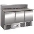 Saladette et comptoir réfrigérée à pizza en acier inox AISI 304 - Mod G-PS903 - Gastronorm 1/1 (53 x 32,5 cm) - Statique - N 3portes réfrigérées - Température +2°/+8°C - Dimensions cm L 136,5 x P 70 x 110 H