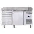 COMPTOIR RÉFRIGÉRÉ À PIZZA EN ACIER INOX AISI 201 - POUR BACS À PIZZA 60x40 cm - Ventilé - Mod. G-PZ1610TN-FC - N. 1 Porte réfrigéré - Meuble à tiroir neutre - N. 7 Tiroirs - Température -2°/+8°C - Dim. 151x80xh100 cm - Norme CE