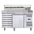 COMPTOIR RÉFRIGÉRÉ À PIZZA EN ACIER INOX AISI 201 - POUR BACS À PIZZA 60x40 cm - VENTILÉ - Mod. G-PZ1610TN33-FC - N. 1 Porte réfrigéré - Meuble à tiroir neutre - 7 Tiroirs - Température -2°/+8°C - Dim. 151x80x143,5 cm - Norme CE