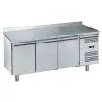 TABLE RÉFRIGÉRÉE AVEC DOSSERET EN ACIER INOX AISI 201 - POUR SNACK - VENTILÉ - Mod. G-SNACK3200TN-FC - CAPACITÉ BRUTE 239 Lt - N. 3 PORTES - Température -2°/+8°C - Dim. 179,5x60x95 cm - Norme CE