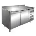 TABLE RÉFRIGÉRÉE AVEC DOSSERET EN ACIER INOX AISI 201 - FROID VENTILÉ - Mod GN2200TN - GASTRONORM 1/1 (53 x 32,5 cm) - 2 PORTES - CAPACITÉ 282 L - TEMPÉRATURE +2°/+8°C - Dimensions L 136 x P 70 x h 95 cm
