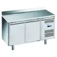 Table réfrigérée avec dosseret en acier inox AISI 201 - Mod M-GN2200BT-FC - Gastronorm 1/1 (53 x 32,5 cm) - Ventilé - Capacité brute 282 Lt - N 2 portes - Température -18°/- 22°C - Dimensions cm L 136 x P 70 x 95 H