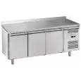 Table réfrigérée avec dosseret en acier inox AISI 201 - Mod M-GN3200BT-FC - Gastronorm 1/1 (53 x 32,5 cm) - Ventilé - Capacité brute 417 Lt - N 3 portes - Température -18°/- 22°C - Dimensions cm L 179,5 x P 70 x 95 H