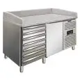COMPTOIR RÉFRIGÉRÉ À PIZZA EN ACIER INOX - POUR BACS À PÂTONS 60x40 cm - FROID VENTILÉ - Mod PZF01C - 1 PORTE RÉFRIGÉRÉE + 1 BLOC NEUTRE DE 7 TIROIRS - TEMPÉRATURE +2°/+8°C - Dim L 151,5 X P 80 X h 100 cm