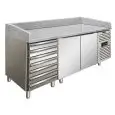 COMPTOIR RÉFRIGÉRÉ À PIZZA IN ACCIAIO INOX AISI 304 - POUR BACS À PÂTONS 60x40 cm - FROID VENTILÉ - Mod PZF02C - 2 PORTES RÉFRIGÉRÉES + 1 BLOC NEUTRE DE 7 TIROIRS - TEMPÉRATURE +2°/+8°C - Dim L 202,5 X P 80 X h 100 cm