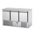SALADETTE ET TABLE RÉFRIGÉRÉE - Mod. SLV03NX - VENTILÉ - GASTRONORM 1/1 (cm 53x32,5) - PLAN DE TRAVAIL ET DOSSERET EN ACIER INOX - N. 3 PORTES RÉFRIGÉRÉES - TEMPÉRATURE +4°/+6°C - Dim. 138,4x70xh88 - Norme CE