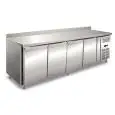 TABLE RÉFRIGÉRÉE AVEC DOSSERET EN ACIER INOX AISI 304 - VENTILÉE - Mod UOCEM4200BT - 4 PORTES - CAPACITÉ 511 L - TEMPÉRATURE -10°/-20°C - Dimensions cm L 223 x P 60 x H 96 - Norme CE