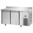 TABLE RÉFRIGÉRÉE AVEC DOSSERET EN ACIER INOX AISI 304 - VENTILÉE  - Mod. UG02MBTAL - GASTRONORM 1/1 - N. 2 PORTES - TEMPÉRATURE -18°/-22°C - Dim. 142x71,5xh95/102 cm - Norme CE