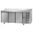 TABLE RÉFRIGÉRÉE AVEC DOSSERET EN ACIER INOX AISI 304 - VENTILÉE  - Mod. UG03MGNAL - GASTRONORM 1/1 - N. 3 PORTES - TEMPÉRATURE 0°/+10°C - Dim. cm. 187x70x95/102 - Norme CE